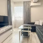 1br With Private Garage Apartment *