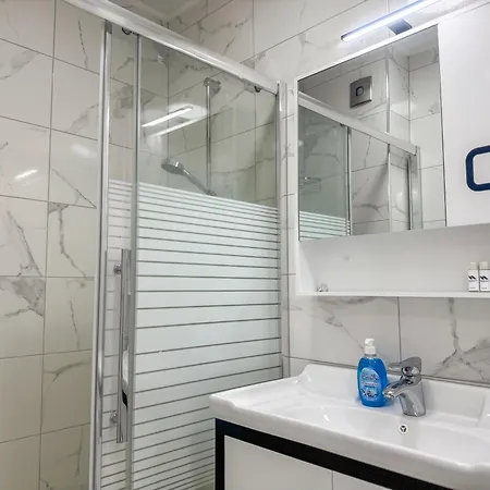 Apartment 1br With Private Garage *