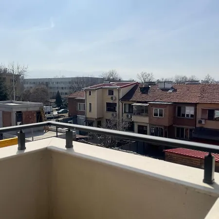 1br With Private Garage Apartment *