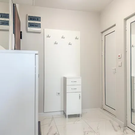 1br With Private Garage Apartment *